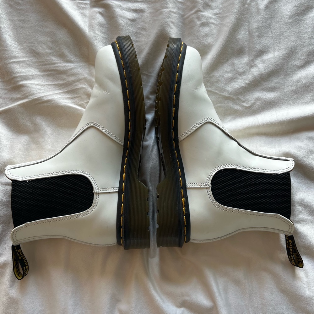 YELLOW STITCH SMOOTH LEATHER CHELSEA BOOTS DOC MARTENS